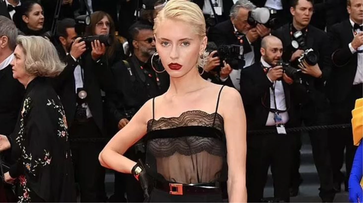 İngiliz manken Iris Law, Cannes Film Festivali\'ne tül elbise ile katılınca dikkatleri üzerine çekti