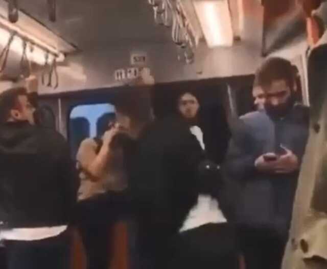 İstanbul'da metroda kavga: Giyimlerine tepki gösterenlere saldırdı