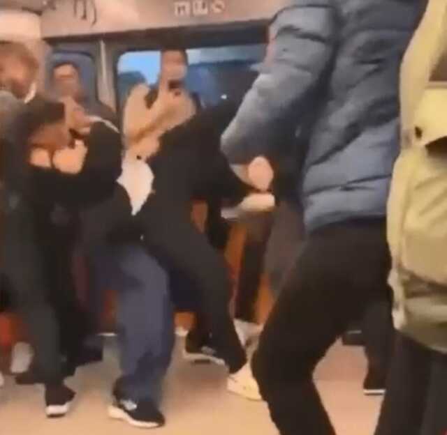 İstanbul'da metroda kavga: Giyimlerine tepki gösterenlere saldırdı