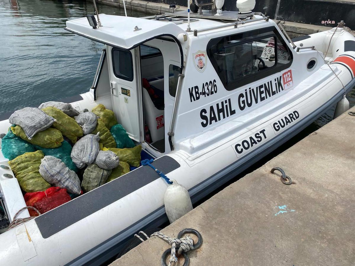 İzmir\'de Bin 500 Kilogram Midye Ele Geçirildi