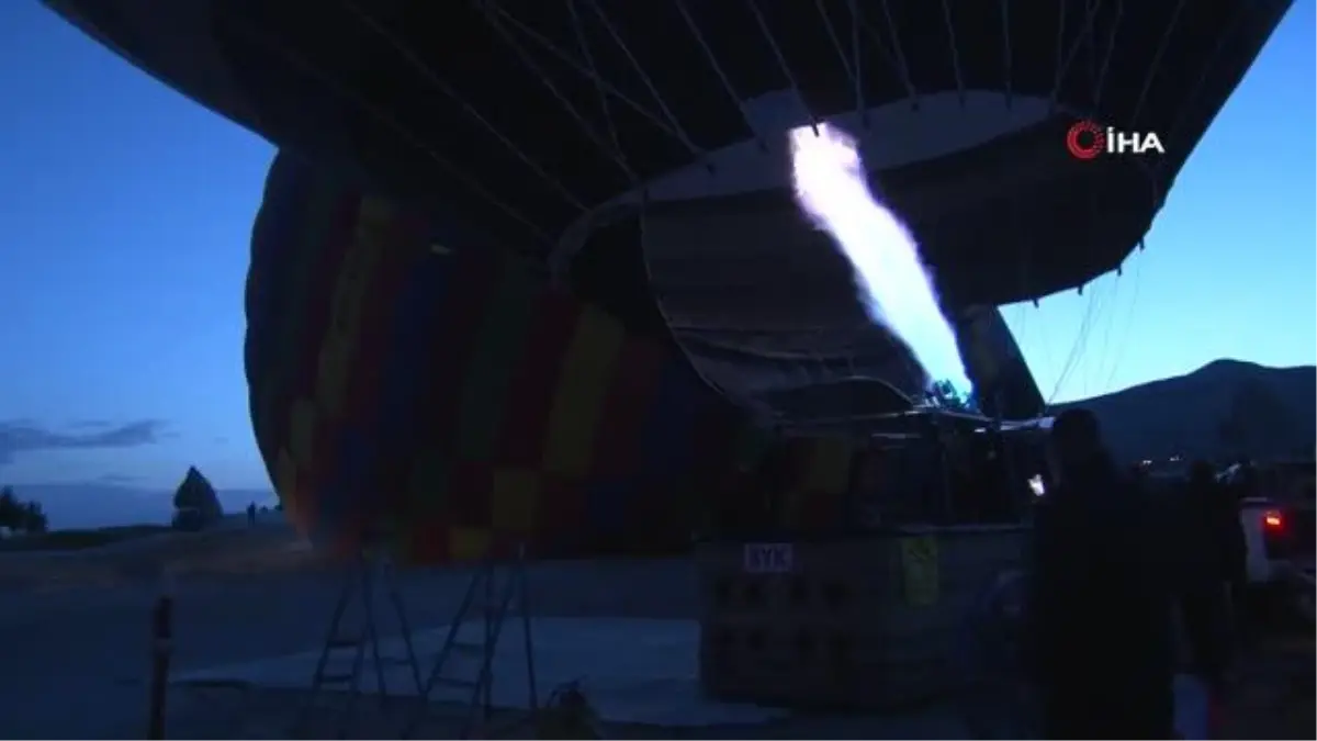 Kapadokya\'da Balonlar Türk Bayrakları İle Havalandı