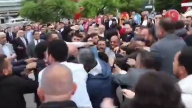 Kartal'da 19 Mayıs töreninde arbede! Ülkü Ocakları ile CHP Gençlik Kolları üyeleri birbirlerine girdi