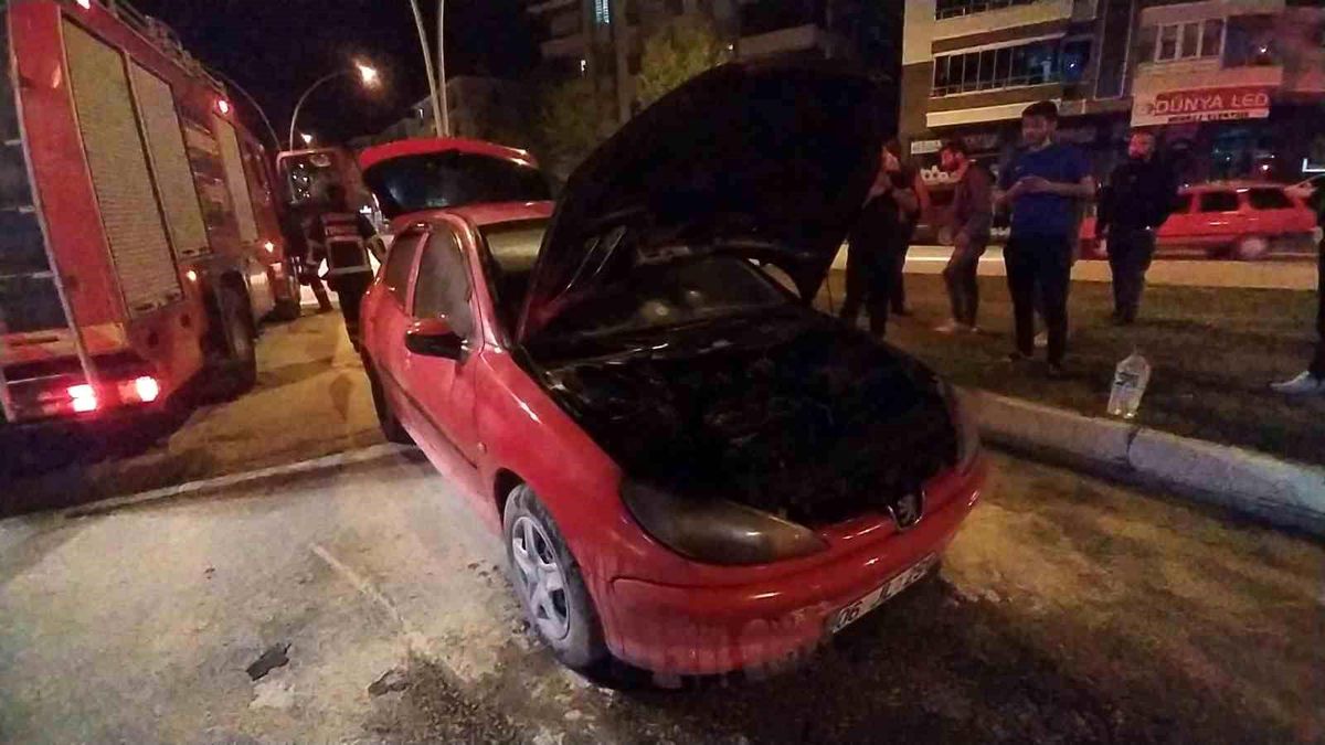 Çorum\'da Seyir Halindeki Otomobil Alev Aldı