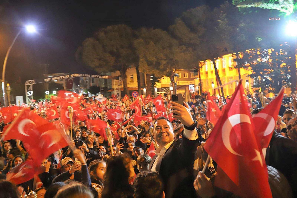 Akhisar\'da 19 Mayıs Coşkusu, Fener Alayı ile Taçlandı