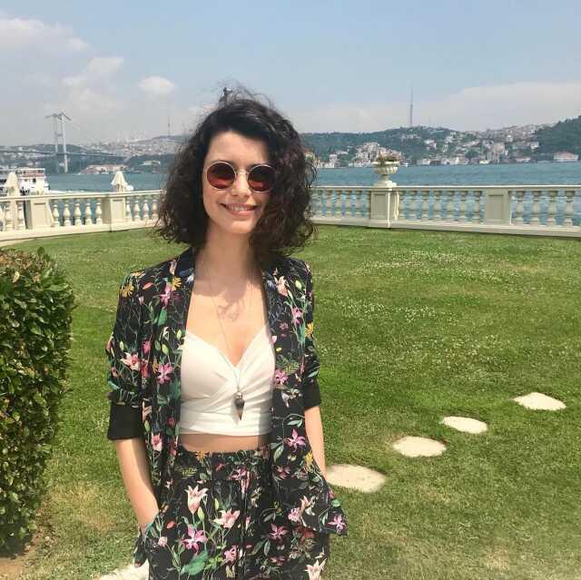 Bayramları karıştıran Beren Saat, 19 Mayıs yerine 23 Nisan'ı kutladı