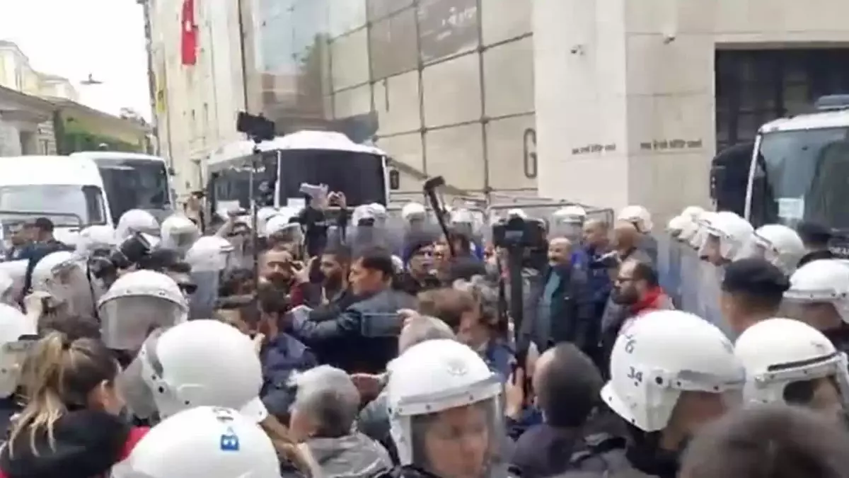 Cumartesi Anneleri\'nin, Galatasaray Meydanı\'ndaki 947\'nci Hafta Buluşmasına Polis Müdahale Etti: 13 Kişi Gözaltına Alındı