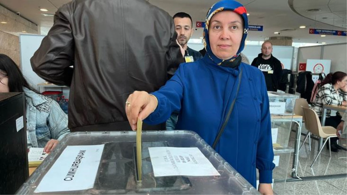 Yurt dışındaki vatandaşlar Cumhurbaşkanlığı 2.Tur seçimi için sandık başına gitmeye başladı