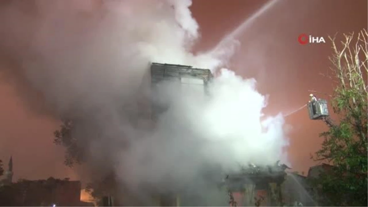 Fatih\'te evsizlerin yaşadığı 2 katlı metruk binada yangın