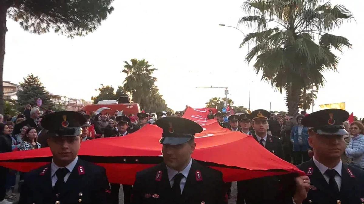 Samsun Atakum Sahili\'nde 19 Mayıs İçin 1919 Metre Bayrakla Yürüyüş Yapıldı