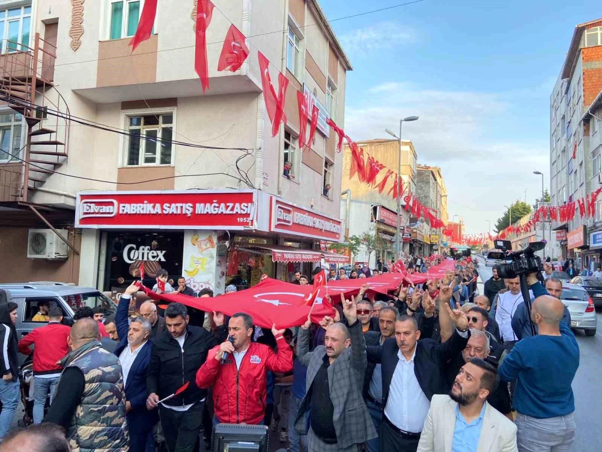 Beyoğlu\'nda Cumhur İttifakı Türk bayraklarıyla yürüyüş yaptı