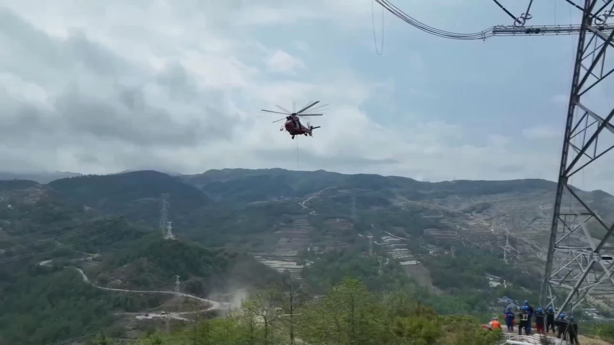 Çin\'in Güneybatısındaki Yüksek Rakımlı Bölgelere Malzeme Ulaştırmak İçin Helikopterler Kullanılıyor