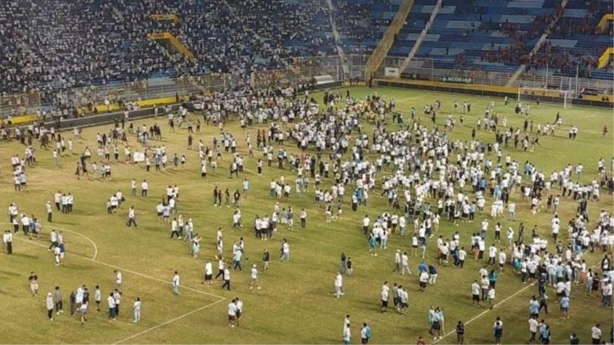 El Salvador\'daki futbol maçında sahte bilet izdihama yol açtı, 12 kişi hayatını kaybetti
