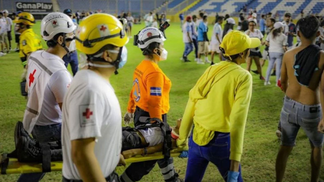 El Salvador'daki futbol maçında sahte bilet izdihama yol açtı, 12 kişi hayatını kaybetti