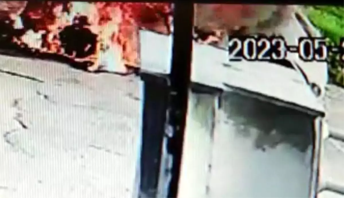 Park halindeki otomobilin alev alev yandığı anlar kamerada