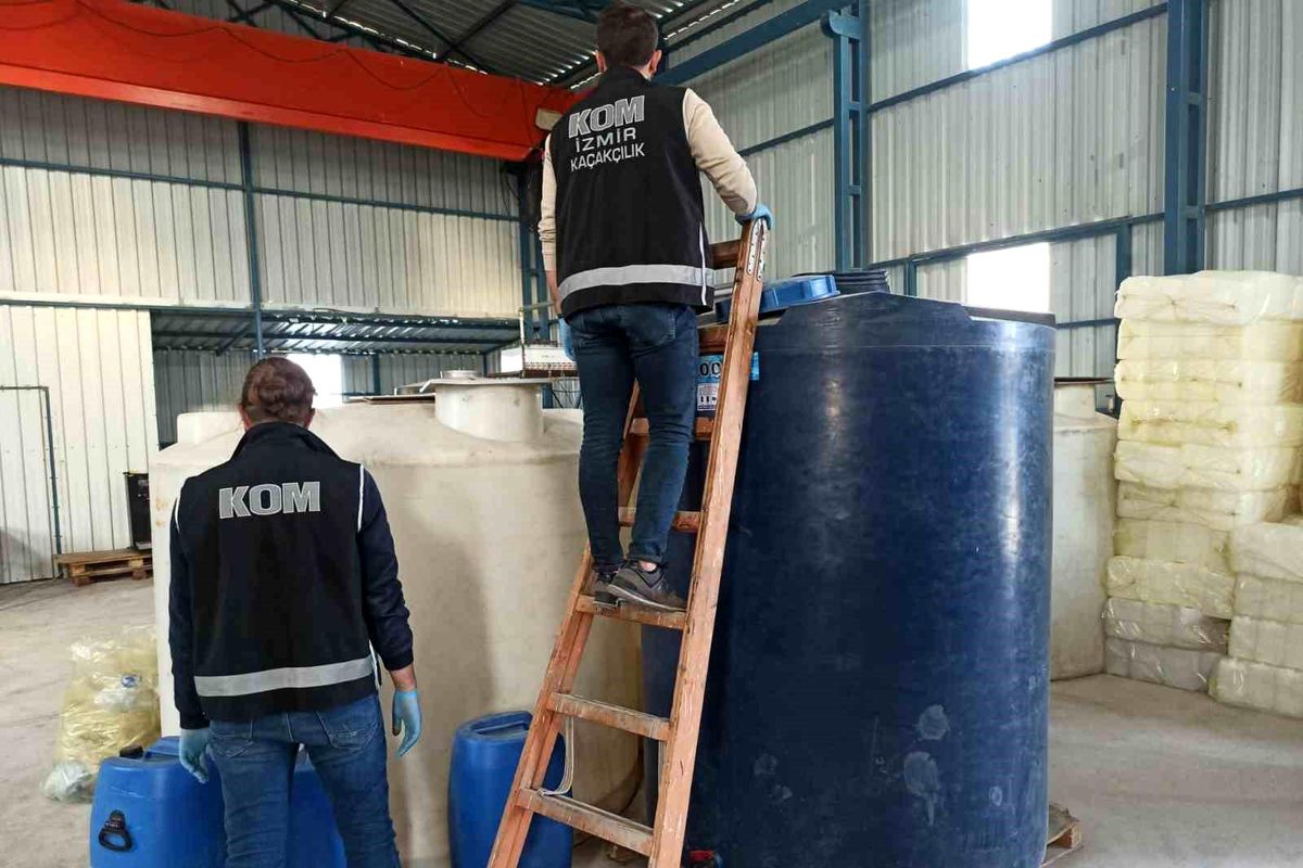 İzmir\'de 38 Ton Sahte Etil Alkol Ele Geçirildi