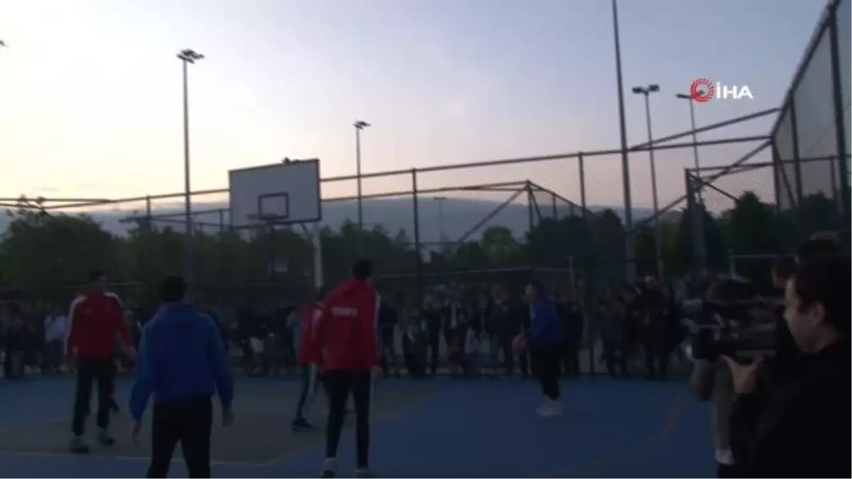 Bakan Kurum gençlerle basketbol maçı oynadı