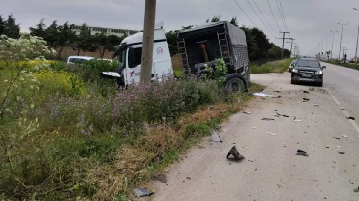 Tır ve kamyonet kafa kafaya çarpışma sonucu 1 kişi ölürken, 3 kişi yaralandı