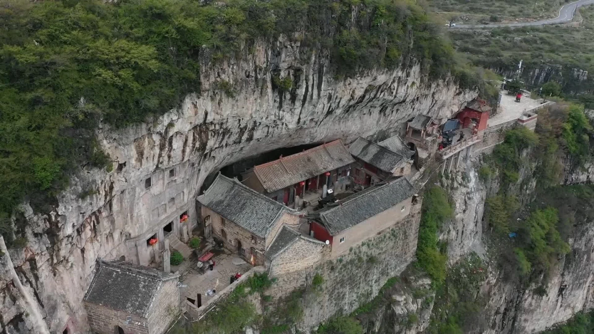 Çin\'in Uçurum Kenarındaki Jindeng Tapınağı Mağaraları Ziyaretçilerini Büyülüyor