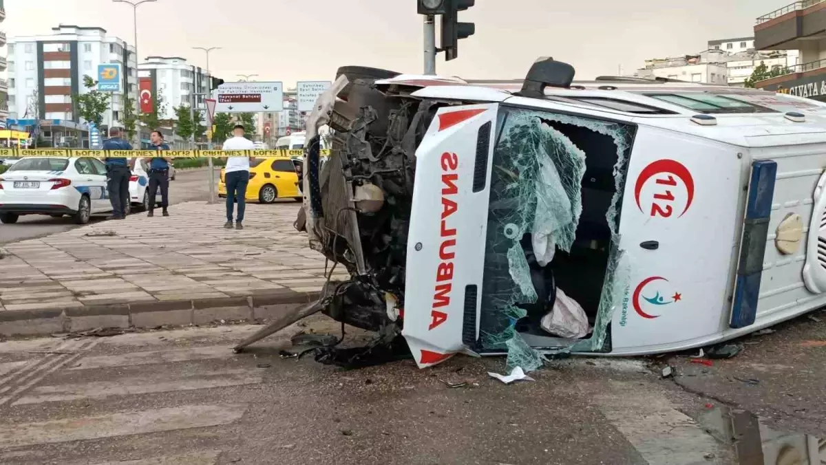 Gaziantep\'te ambulans devrildi: 4 yaralı