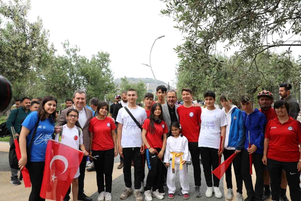 Gençlik ve Spor Bakanı Bergama\'da Gençlerle Buluştu