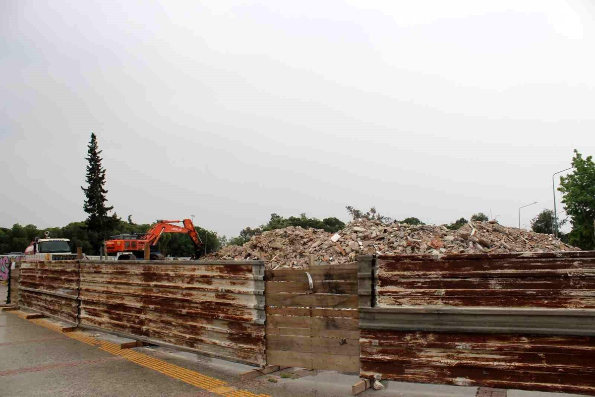 İzmir\'in 40 yıllık "Pisa Kuleleri" yıkıldı