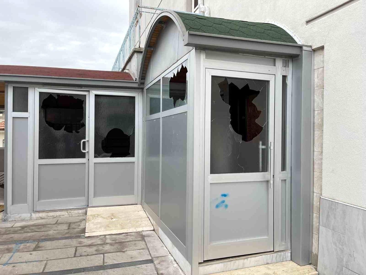 Karaman\'da kaldırım taşıyla caminin camları ile şadırvanına hasar verildi