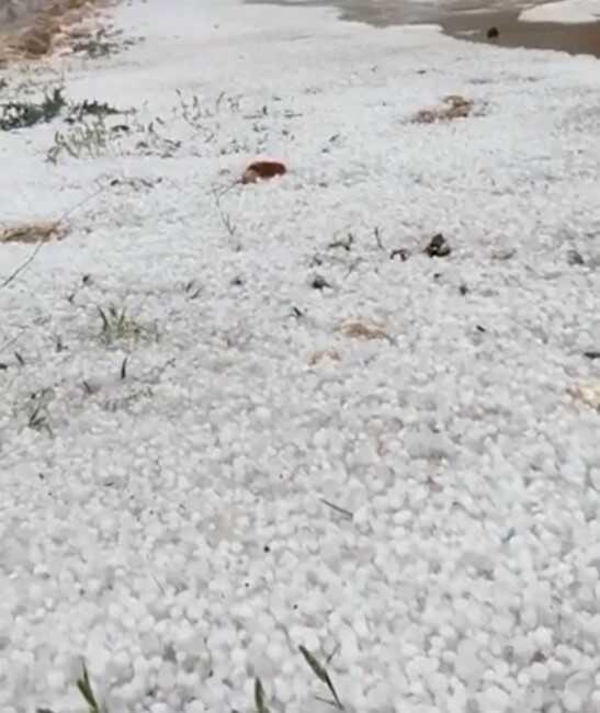 Muğla'da etkili olan dolu yağışı yolları beyaza bürüdü