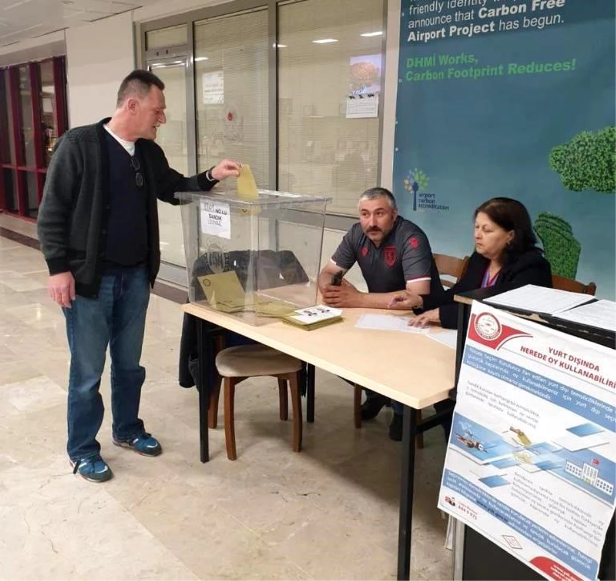 Samsun-Çarşamba Havalimanı gümrük sandıklarında oy verme işlemi