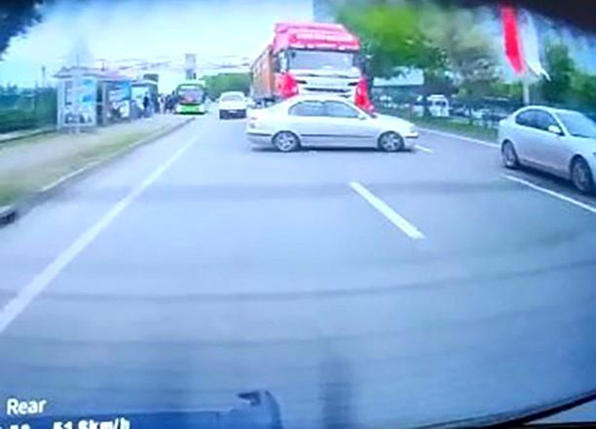 Samsun\'da yürekleri ağza getiren kaza kameraya yansıdı