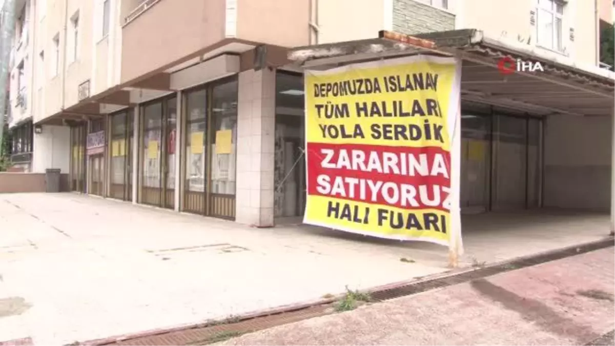 Su basan depoda ıslanan halıları zararına satışa çıkarttı