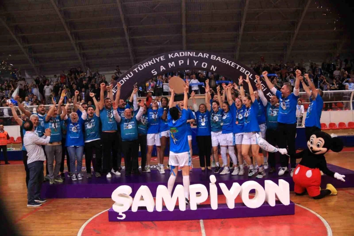 Süper Lig\'e yükselen İzmit Belediyespor kupasını kaldırdı