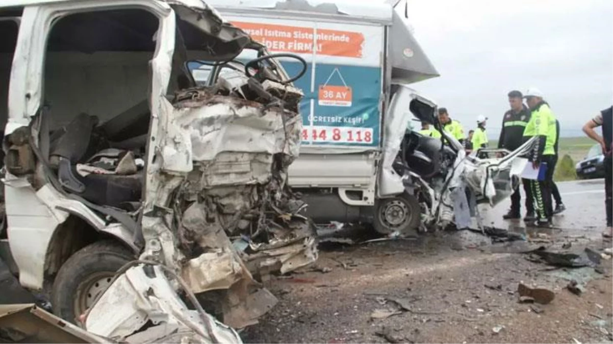 Tarım işçilerini taşıyan minibüs ile kamyonetin çarpıştığı kazada 2 kişi yaşamını yitirdi, 3 kişi yaralandı