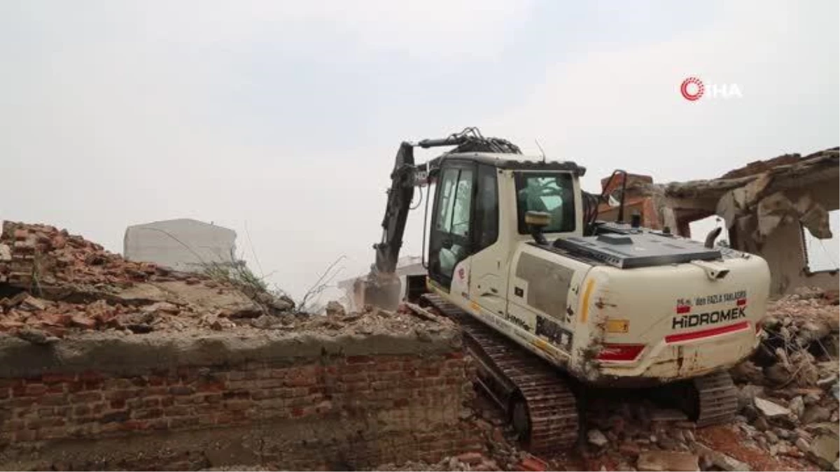 Umurlu Mahallesi\'ndeki metruk bir binanın yıkımı gerçekleştirildi