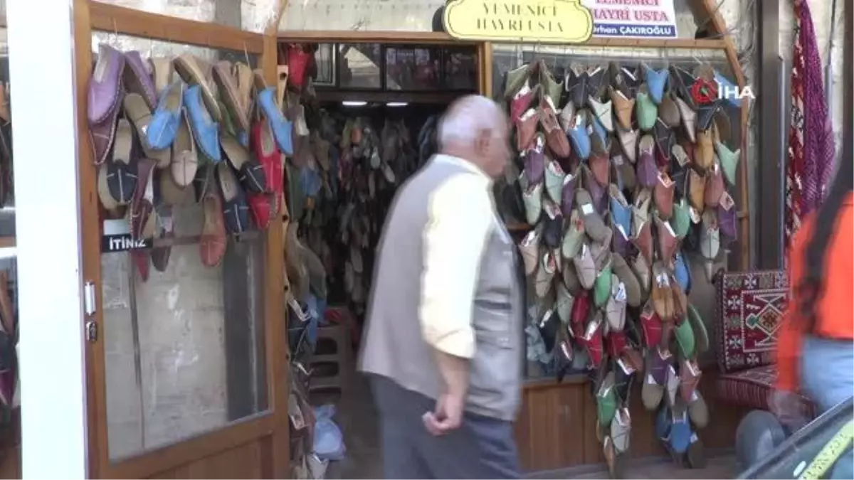 Yemeni ustası 8 metrekarelik dükkanında Hollywood filmlerinin çizmelerini hazırlıyor