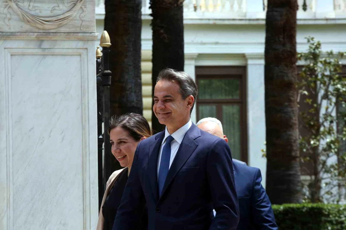 Yunanistan\'da seçimin galibi Miçotakis hükümeti kurma görevini iade etti