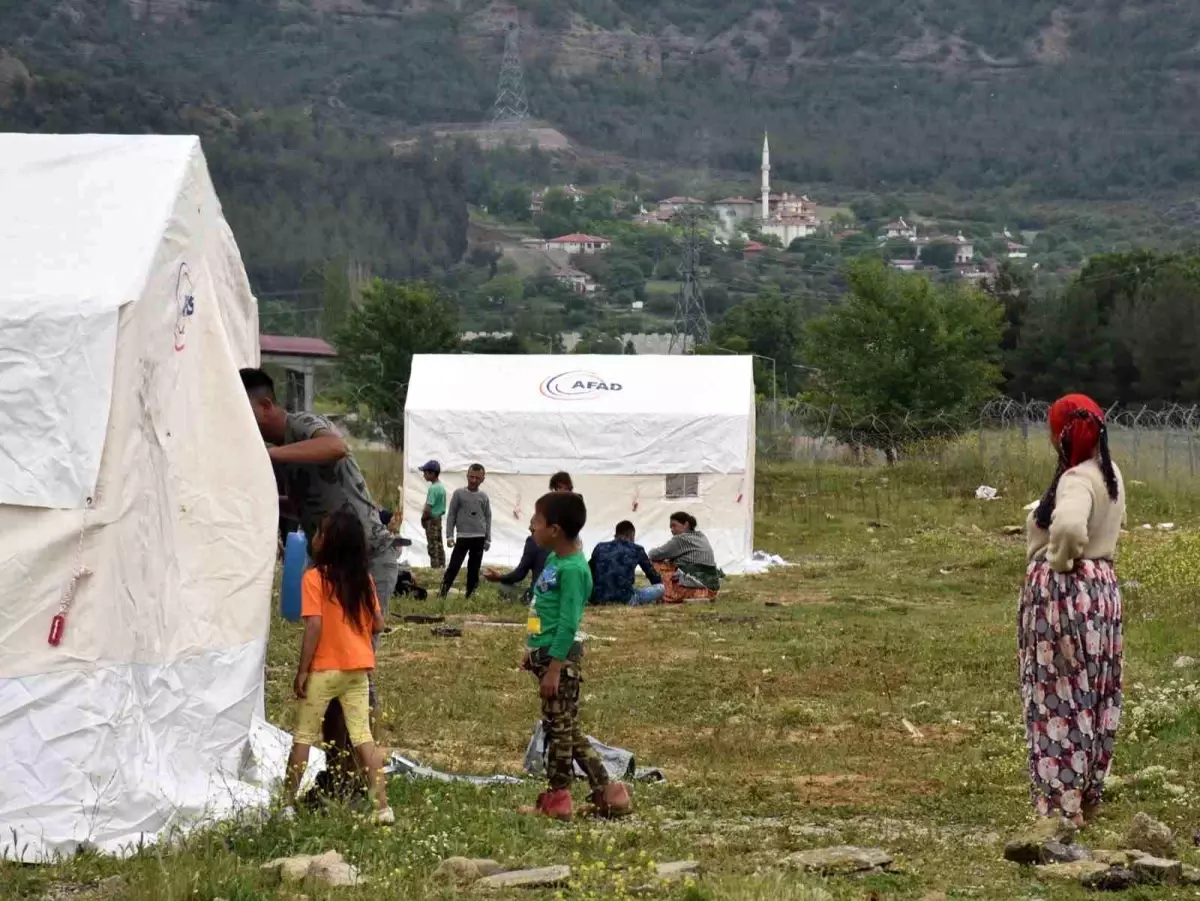 2 saatlik sağanak dereyi taşırdı, çadırları su bastı