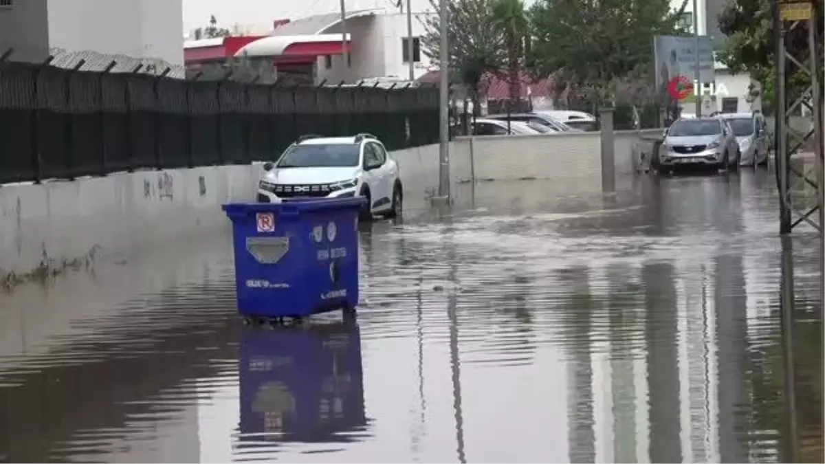 Adana\'da sabah saatlerinde etkili olan sağanak her yeri su altında bıraktı