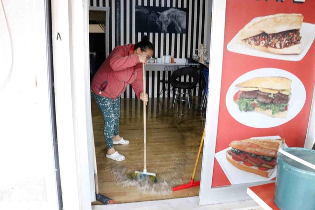 Adana'da sabah saatlerinde etkili olan sağanak her yeri su altında bıraktı