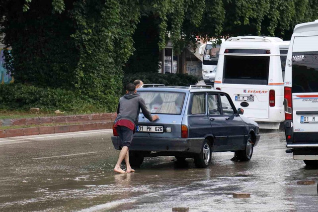 Adana'da sabah saatlerinde etkili olan sağanak her yeri su altında bıraktı