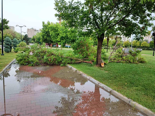 Adana'da sabah saatlerinde etkili olan sağanak her yeri su altında bıraktı