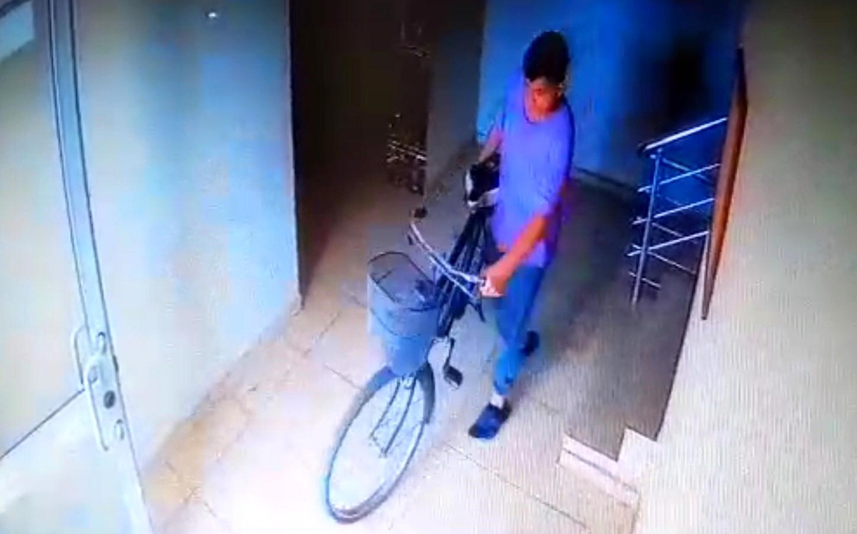 Apartmana giren şüpheliler bisikletleri çaldı, o anlar kamerada