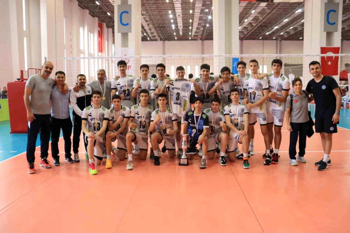 Arkas Spor Yıldız Erkek Takımı İzmir\'de Şampiyon Oldu