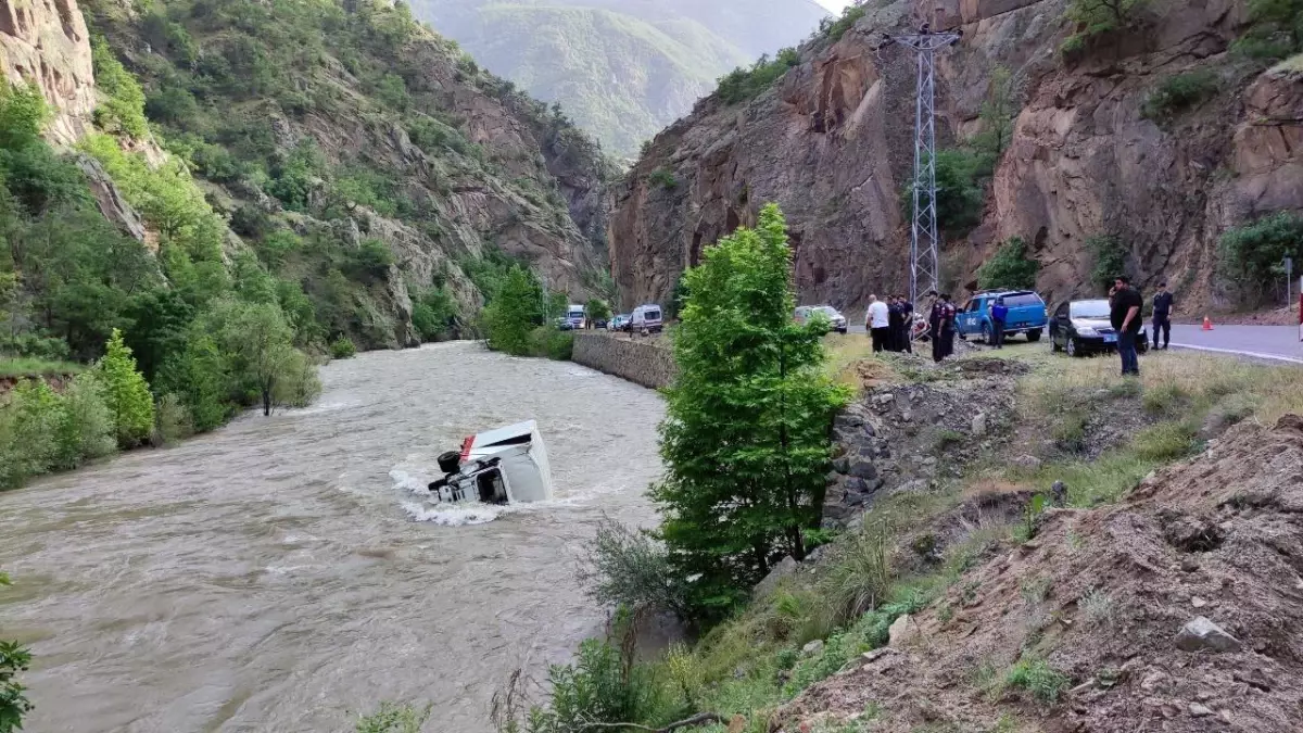 Artvin\'de Nehre Düşen Kamyonetin Sürücüsünü Arama Çalışmaları Sürüyor