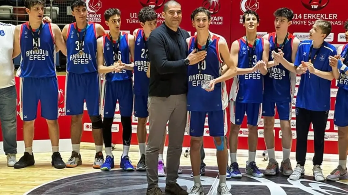 Babasının izinden! Milli basketbolcunun 14 yaşındaki oğlu, turnuvanın en değerli oyuncusu seçildi