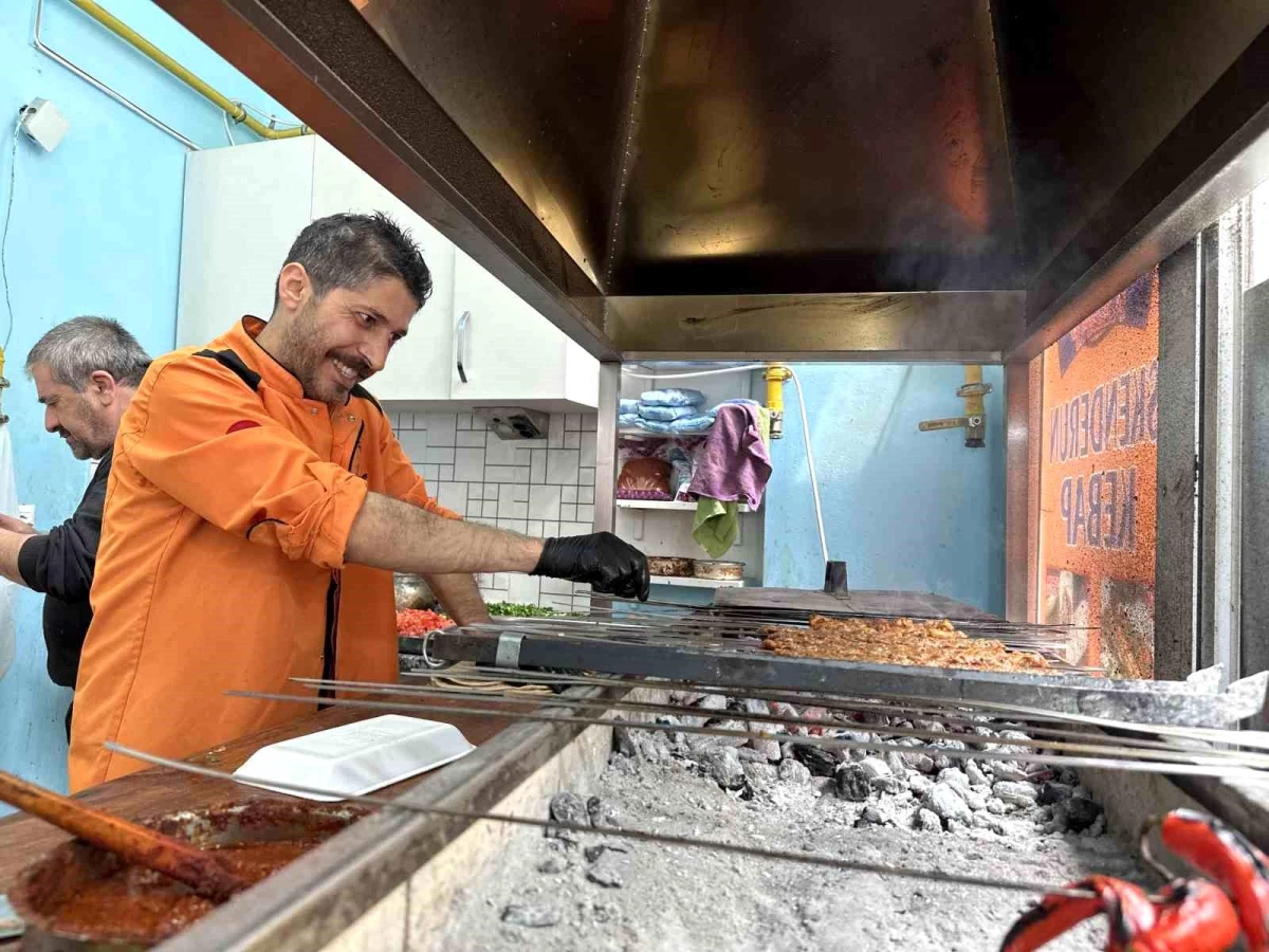 Depremin yıktığı Hatay\'dan Eskişehir\'e gelen kebapçı siparişlere yetişemiyor