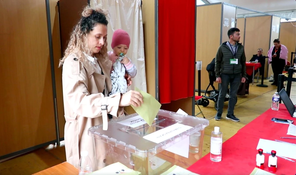 Fransa\'daki Türk seçmenlerin oy verme işlemi devam ediyor