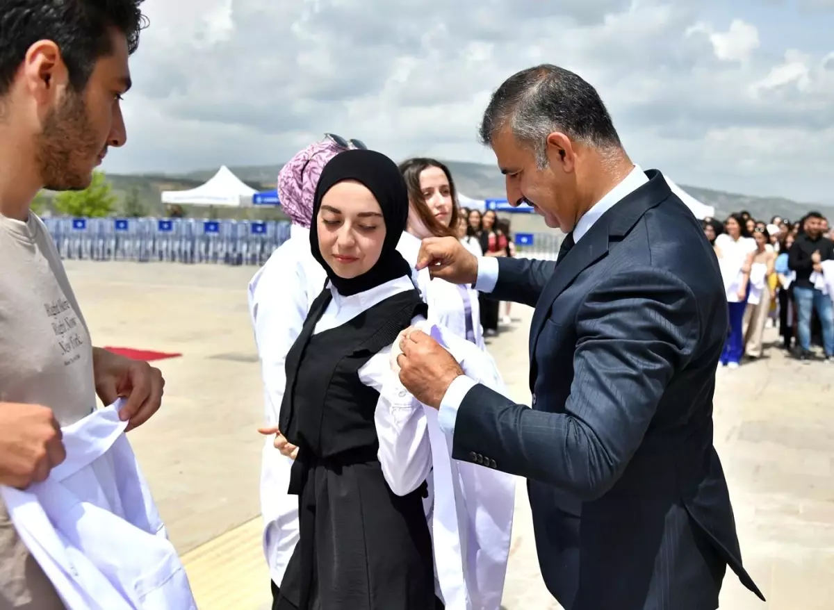 Geleceğin hemşireleri önlüklerini giydi, mesleğe ilk adımı attı