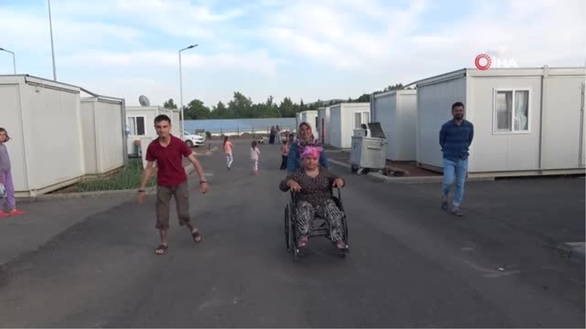 Konteyner kentin iyilik meleği: Engellilere yardım eli uzatıyor