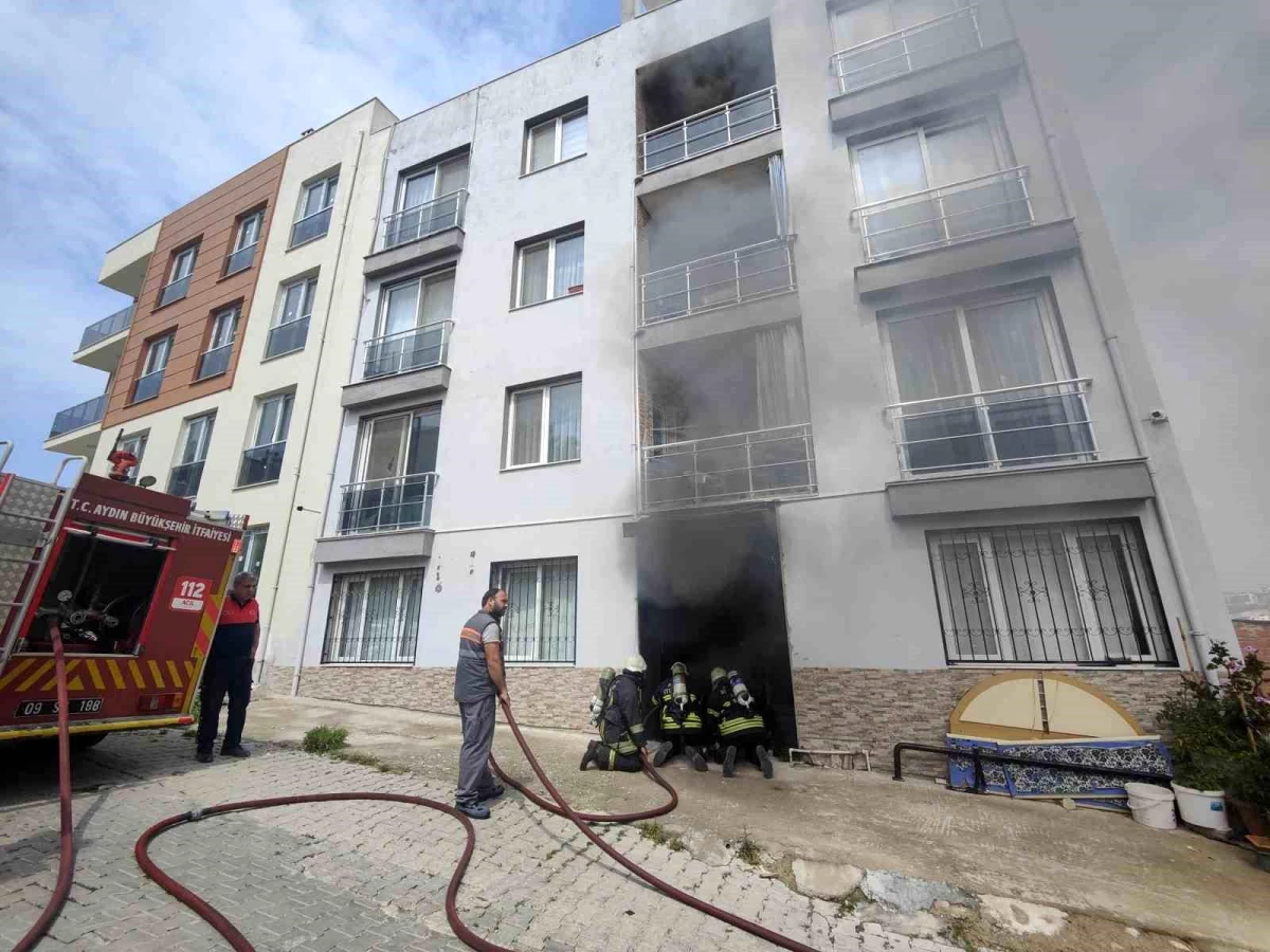 Kuşadası\'nda ev yangını: 4 kişi dumandan etkilendi