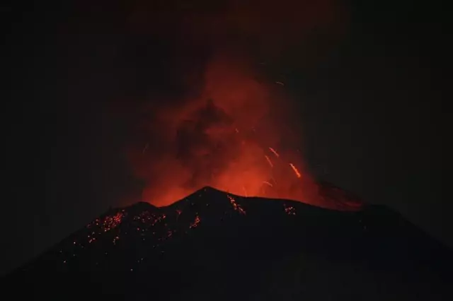 Meksika'daki Popocatepetl Yanardağı Faaliyete Geçti